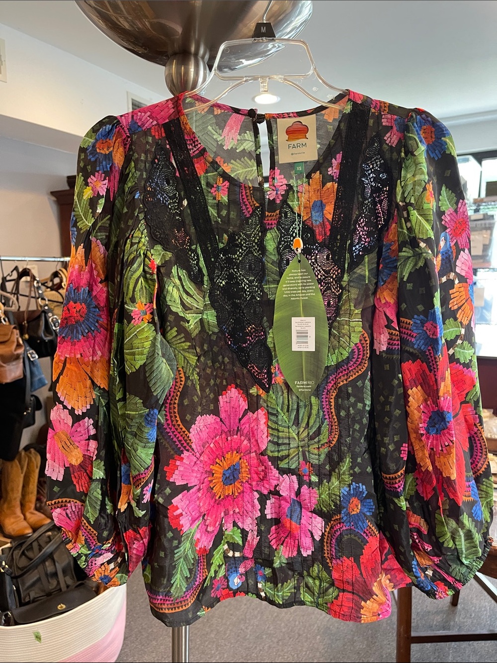 Farm Rio BLOOMING GARDEN BLACK BLOUSE
Bold floral print size XS NWT city ready - Picture 4 of 10
